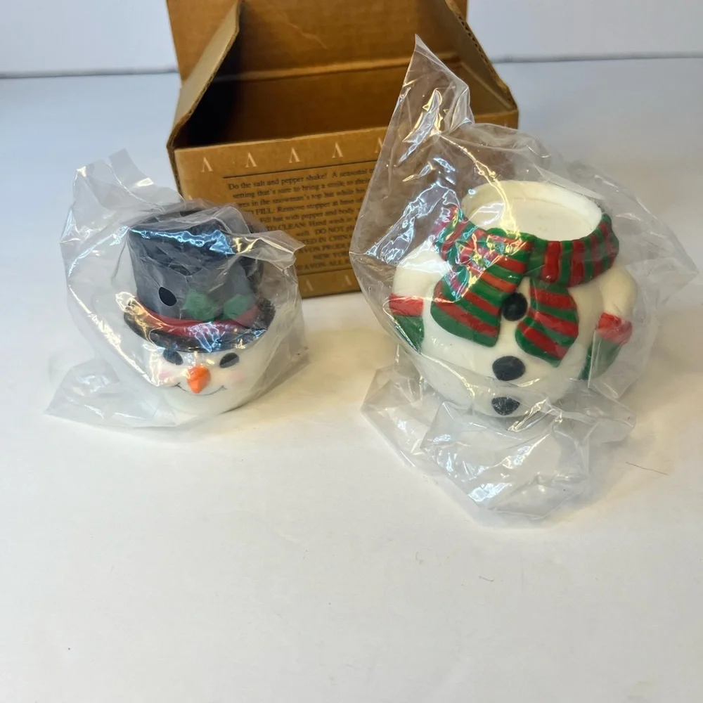 4” AVON TOP HAT SALT‎ AND PEPPER SHAKER SET GIFT COLLECTION SNOWMAN CHRISTMAS.